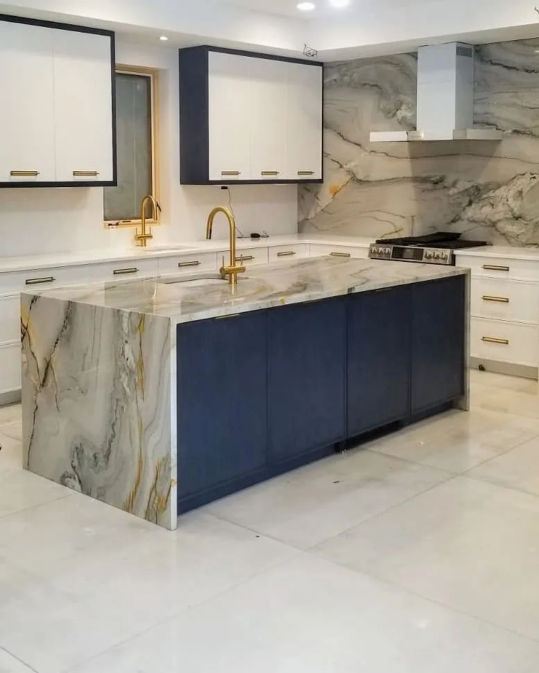 32 Waterfall Kitchen Island Ideas For Inspiration 8 An Elegant And Modern Kitchen With A Stunning Waterfall Countertop Made Of White Marble