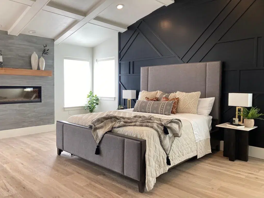 34 Black Accent Wall Ideas For Stunning Contrast 32 A Modern Black Accent Wall Behind A Grey Bed With Light Colored Bedding