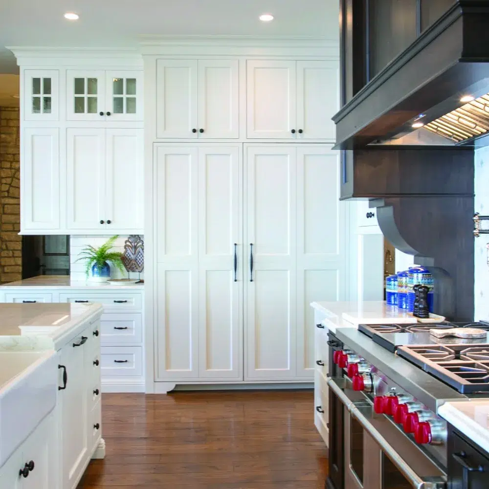 White Cabinet Used In Small Kitchen With Dark Wooden That Give Highligts To The Kitchen.